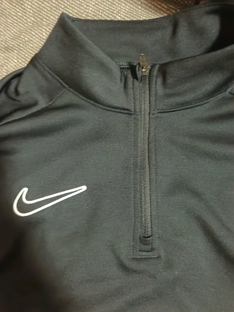 Polera deportiva Nike negra - 2