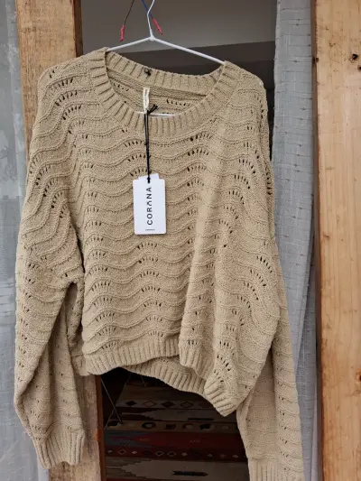 Suéter tejido beige con patrón calado - miniatura 1