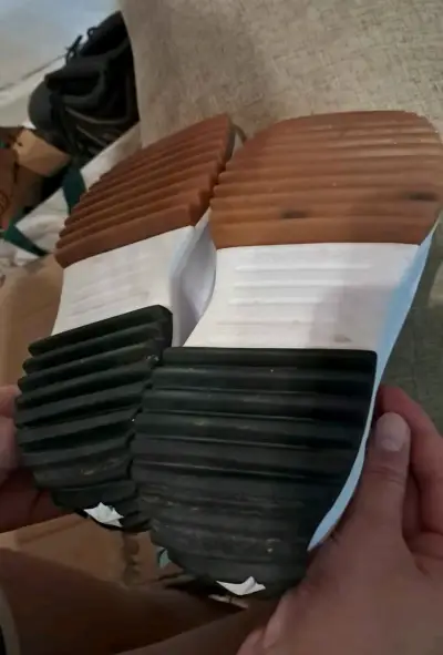 Zapatillas deportivas negras y blancas - miniatura 1