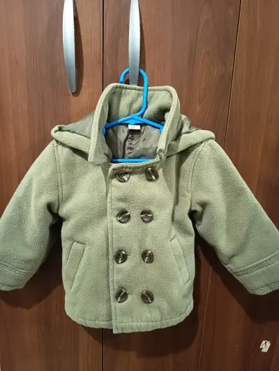 Abrigo verde de niño con capucha - miniatura 1