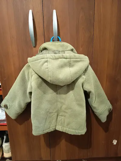 Abrigo verde de niño con capucha - miniatura 2