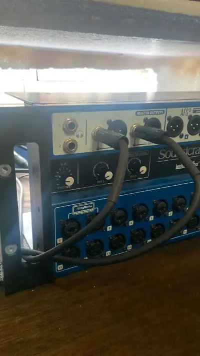 Consola de audio Soundcraft - miniatura 1