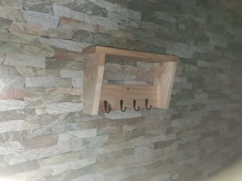 Porta rollo madera con repisa - 2