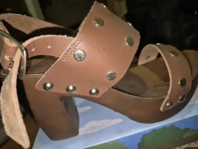 Sandalias de cuero marrón con tacón - miniatura 1