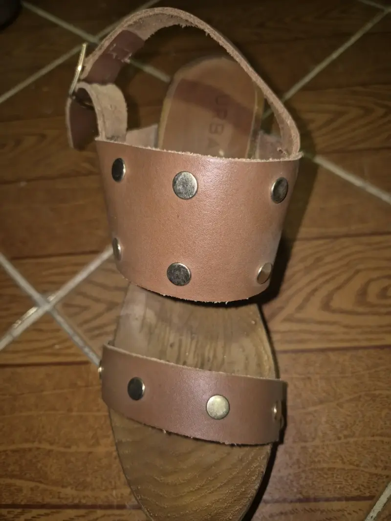 Sandalias de cuero marrón con tacón - 2