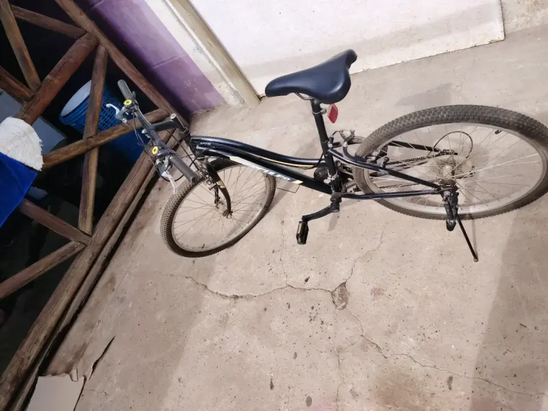 Bicicleta MTB negra usada - 1