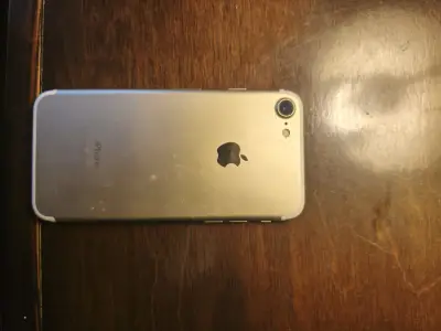iPhone 7 dorado en buen estado - miniatura 1