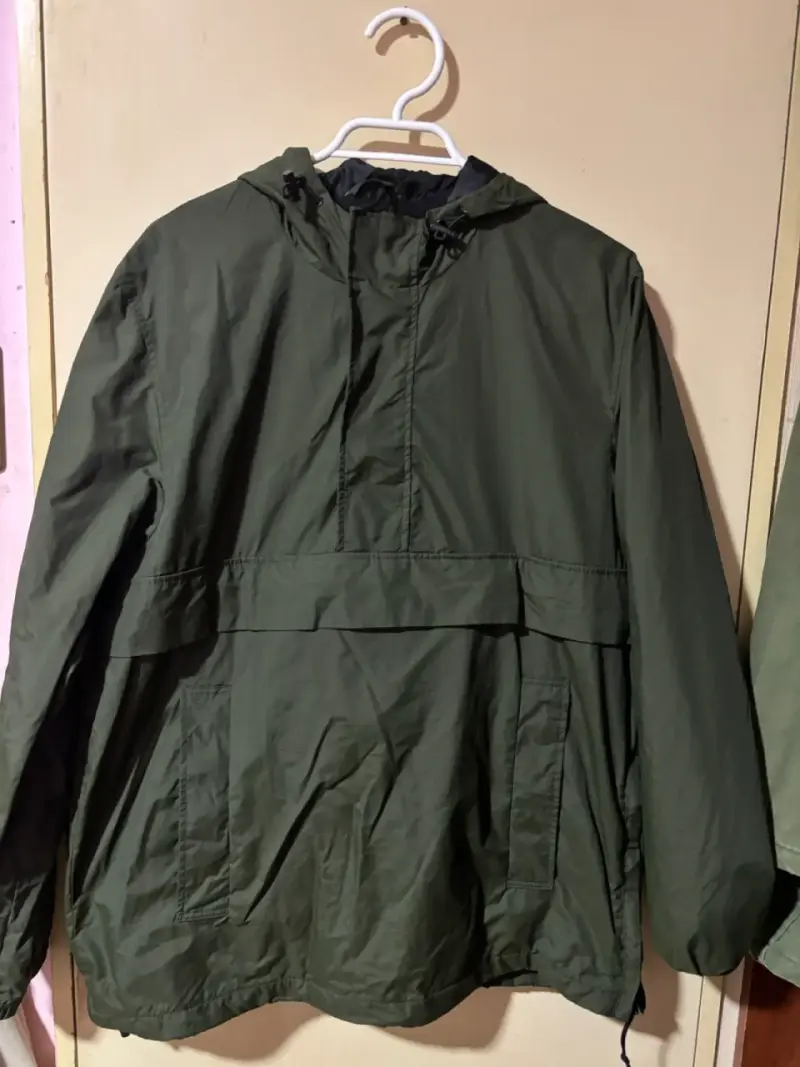 Parka verde con capucha