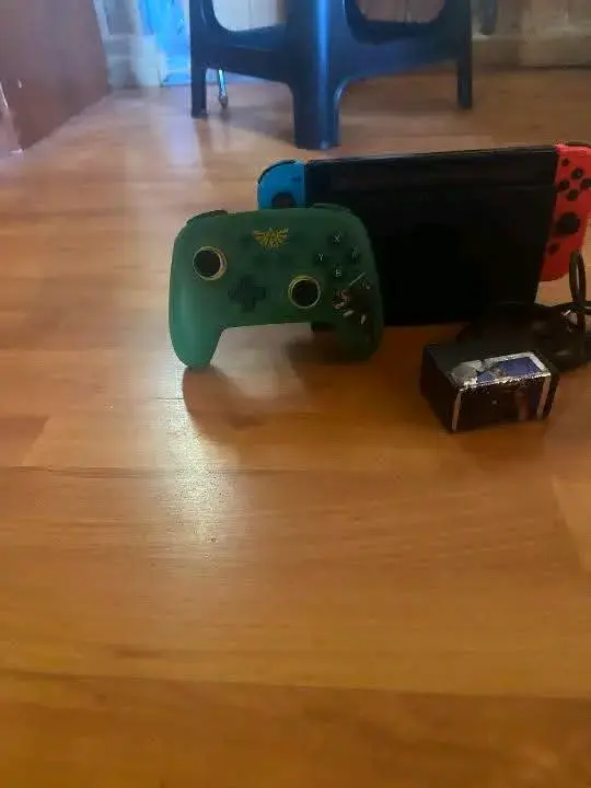 Consola de videojuegos con control - 1