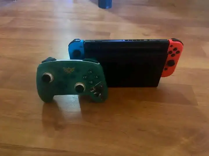 Consola de videojuegos con control - 2