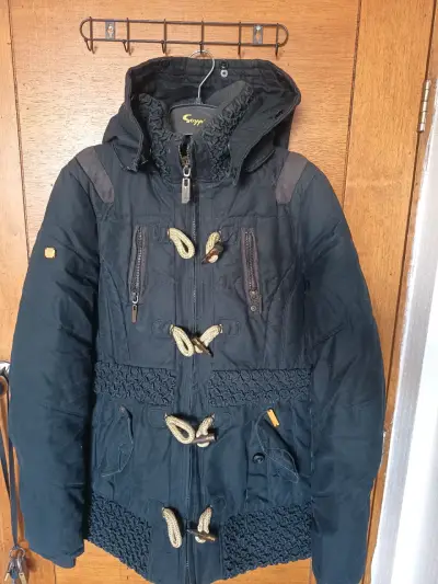 Chaqueta negra con capucha - miniatura 1