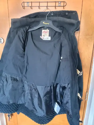 Chaqueta negra con capucha - miniatura 2