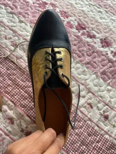Zapatos de charol dorado y negro - miniatura 1