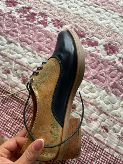 Zapatos de charol dorado y negro - miniatura 2