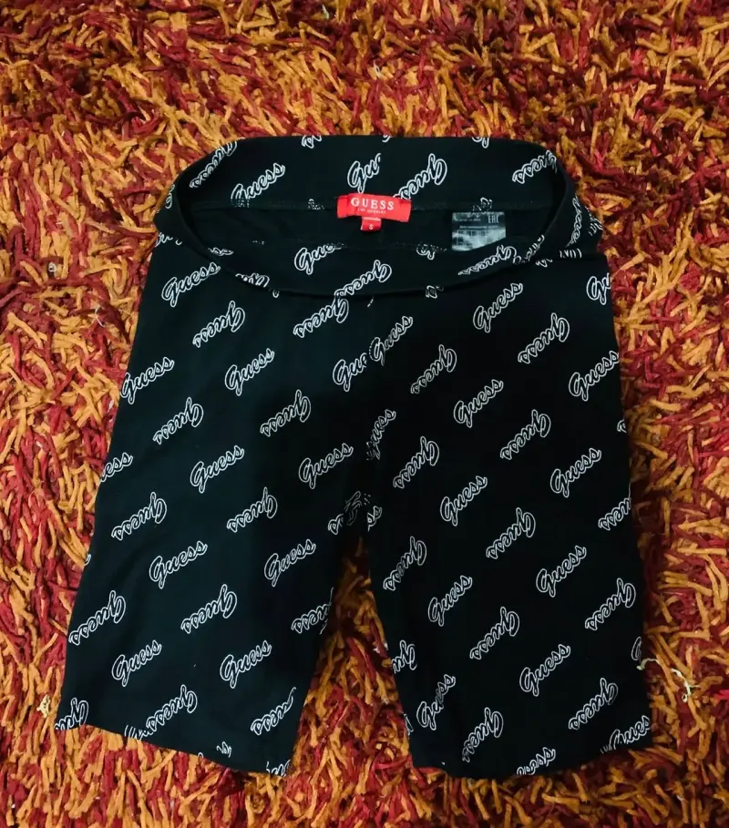 Shorts negros Guess estampados - 1