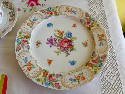 Plato de cerámica floral decorativo - miniatura 1
