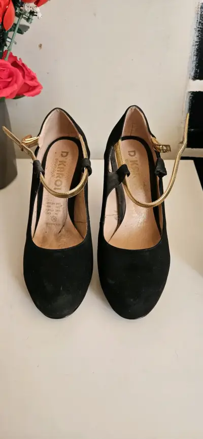 Zapatos negros con correa dorada - miniatura 1