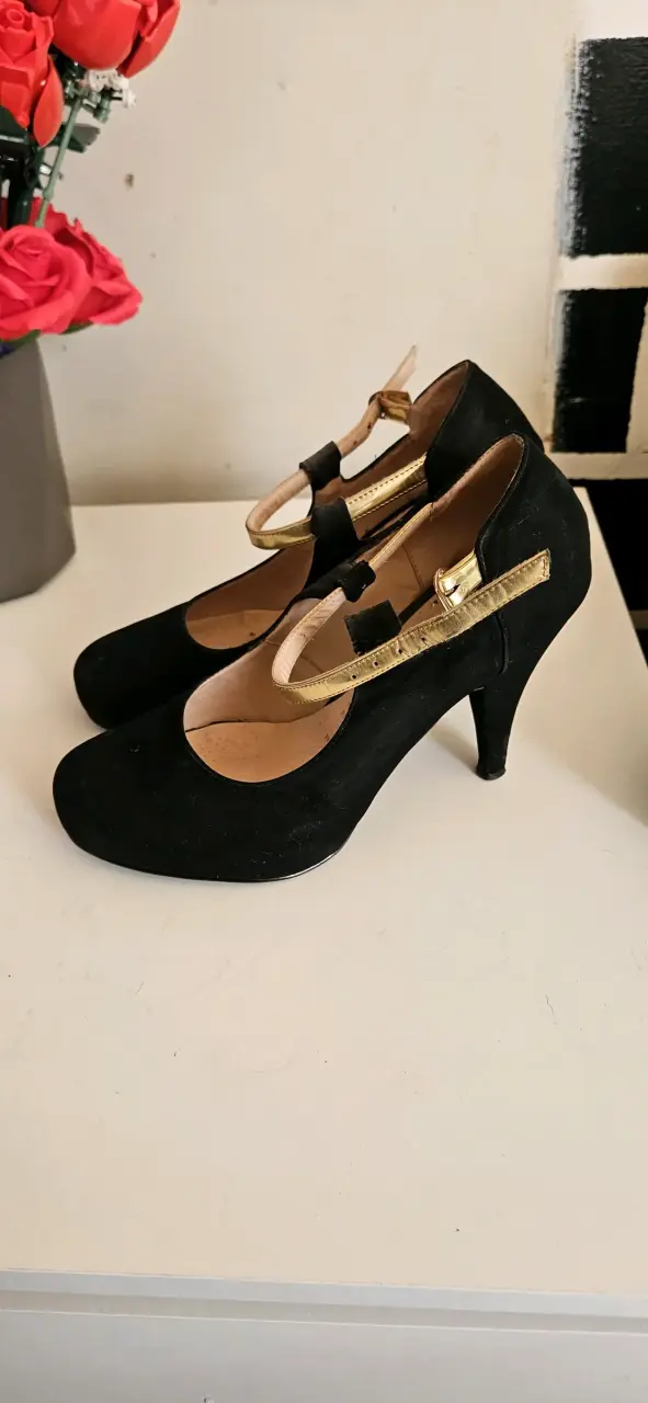 Zapatos negros con correa dorada - 2