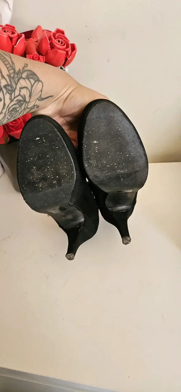 Zapatos negros con correa dorada - 3
