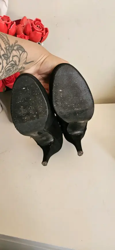 Zapatos negros con correa dorada - miniatura 3