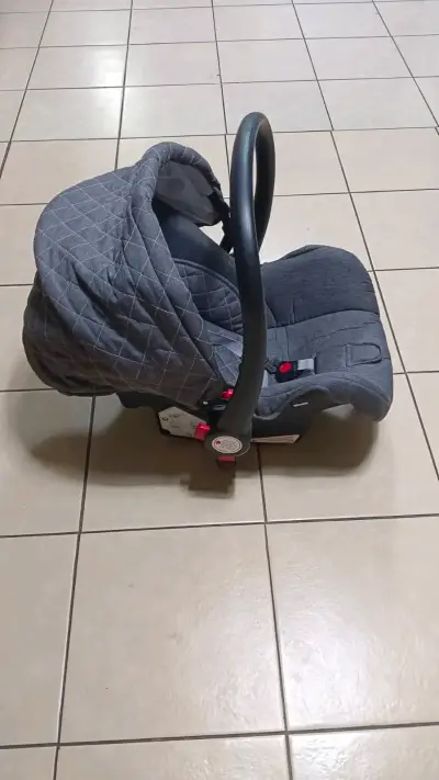 Silla de auto para bebé gris - miniatura 1