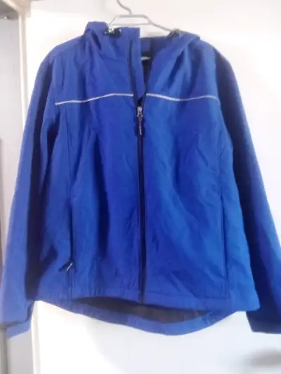 Chaqueta azul con capucha - miniatura 1
