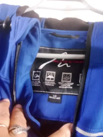 Chaqueta azul con capucha - miniatura 2