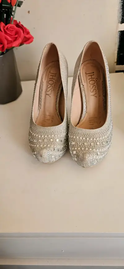 Zapatos plateados con detalles de piedreria - miniatura 1