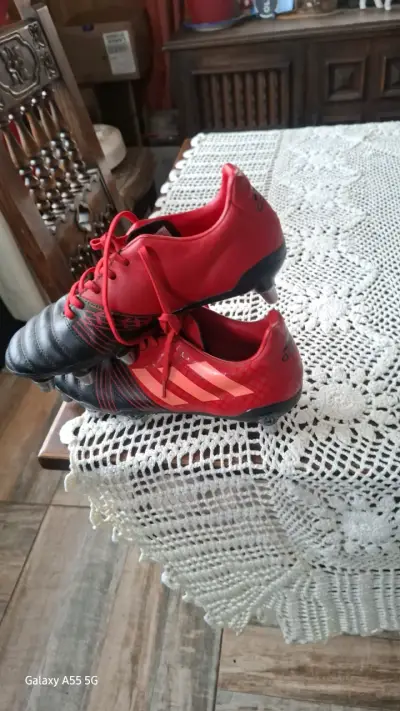 Zapatos de fútbol rojos y negros - miniatura 1