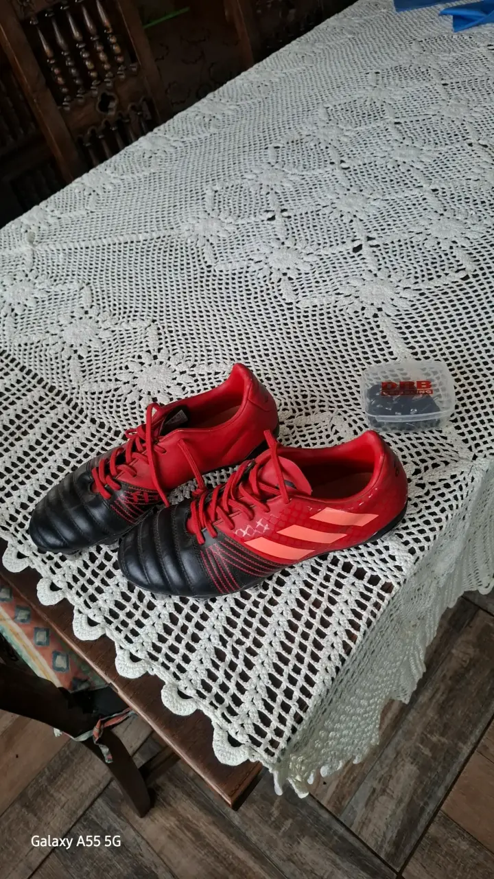 Zapatos de fútbol rojos y negros - 2
