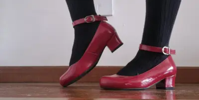 Zapatos de cuero rojos de tacón medio - miniatura 1