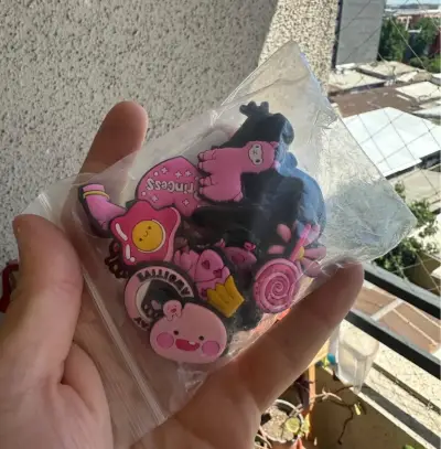 Remate por mayor 20 packs Charms Pins Crocs - miniatura 2