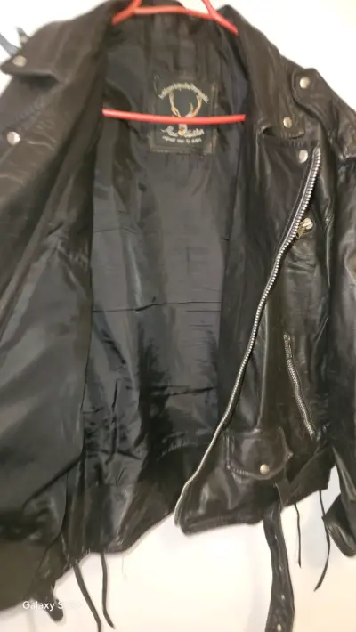Chaqueta de cuero negra - miniatura 2