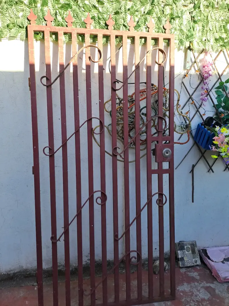 Portón de fierro 1.83m x 93cm - 2