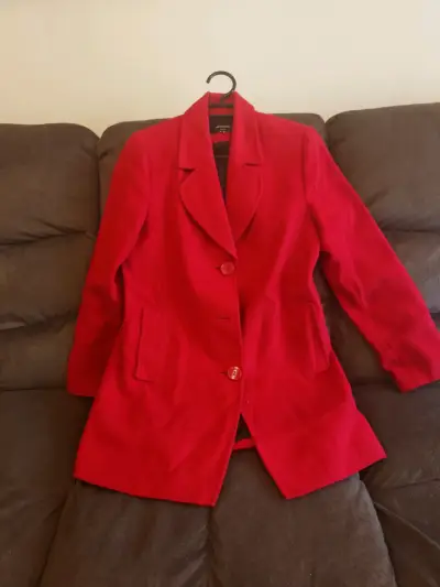 Abrigo rojo elegante - miniatura 1