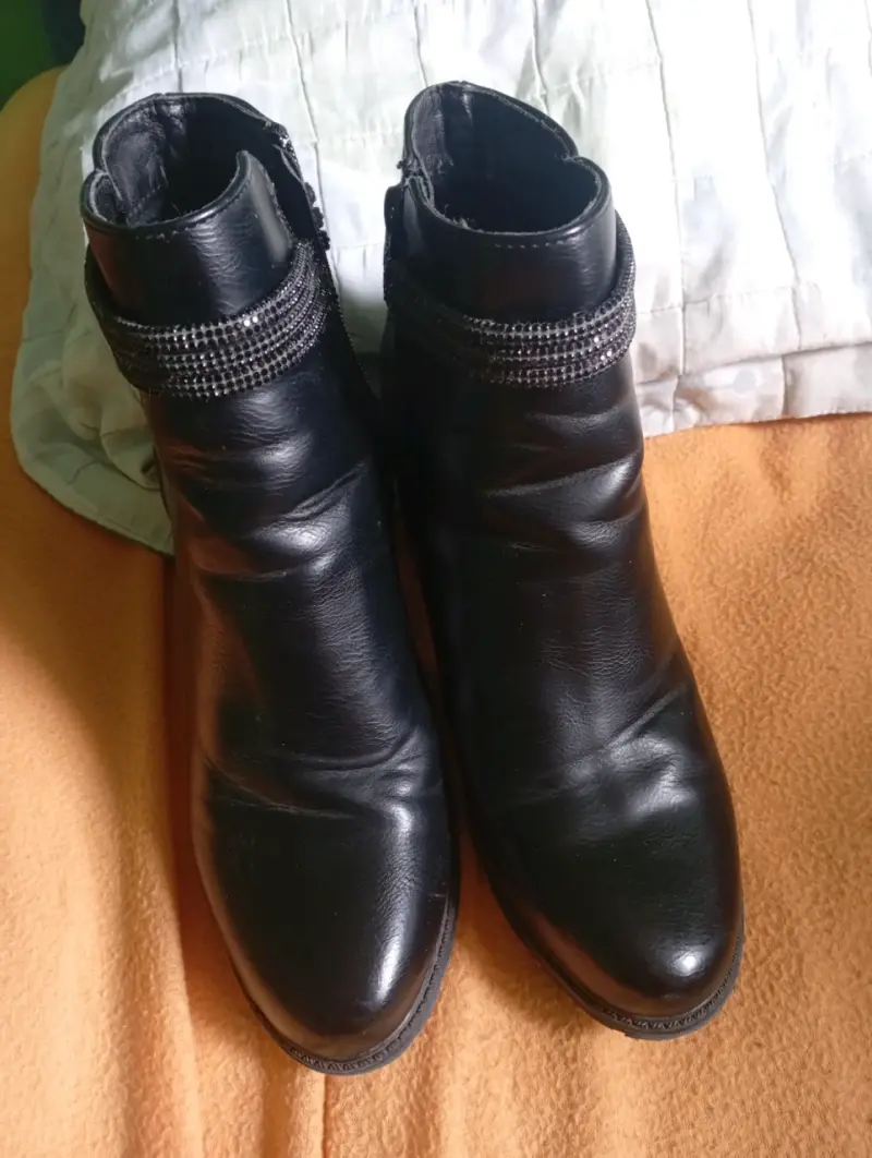 Botines negros de cuero con detalles