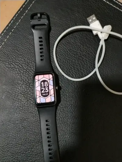 Reloj inteligente negro con cargador - miniatura 1