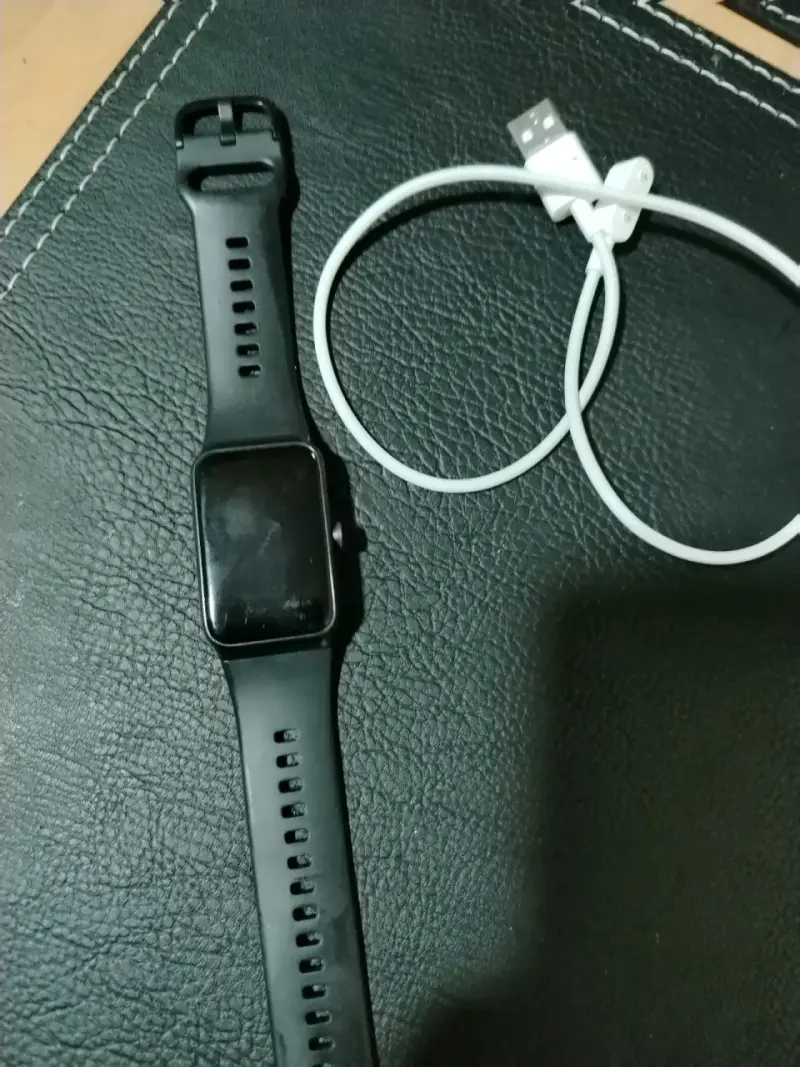 Reloj inteligente negro con cargador - 2