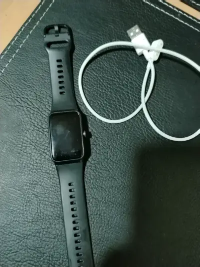 Reloj inteligente negro con cargador - miniatura 2
