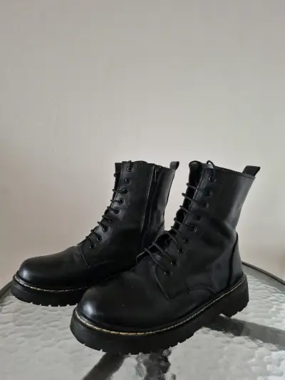 Botas negras de cuero - miniatura 1