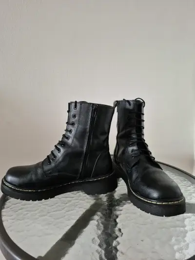 Botas negras de cuero - miniatura 2