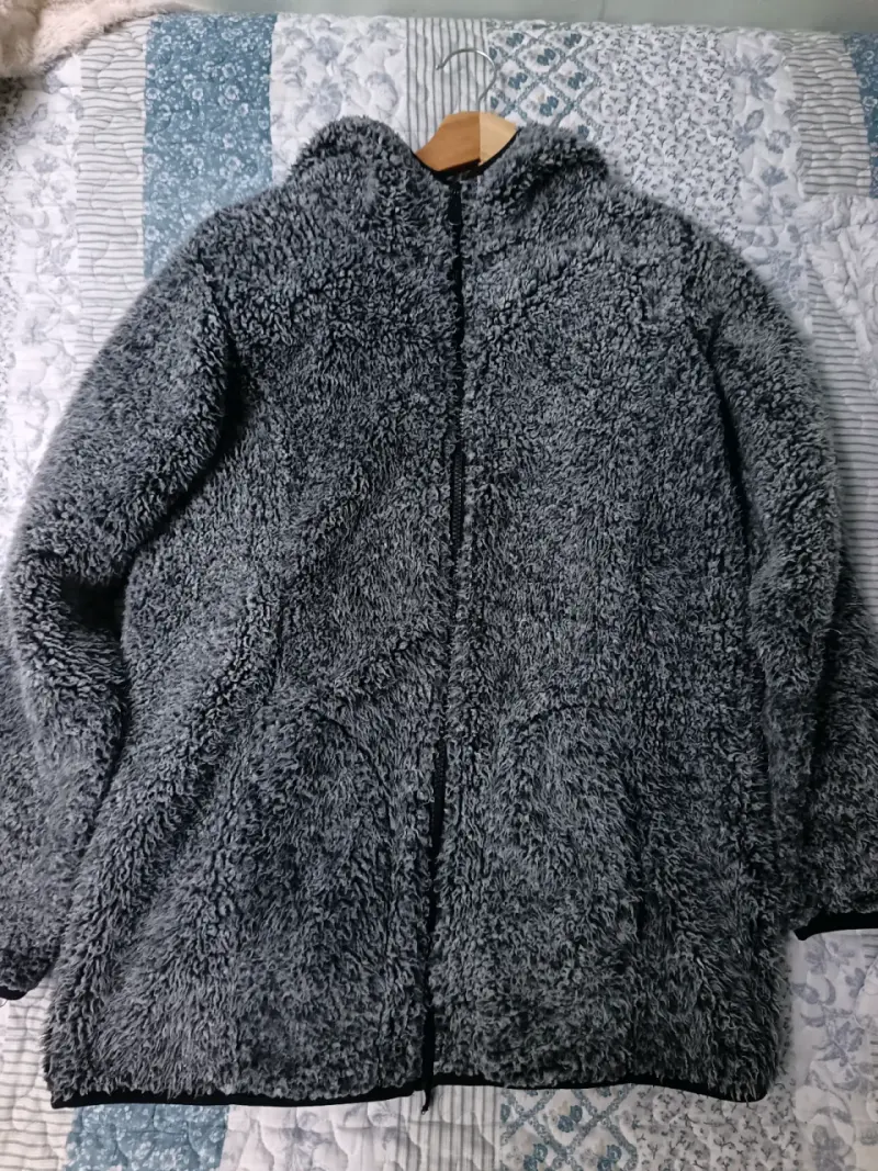 Polar gris con capucha