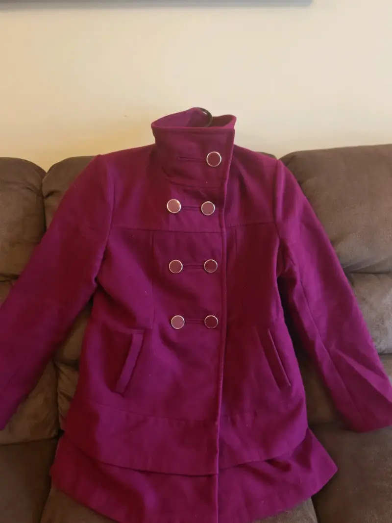 Abrigo morado con botones