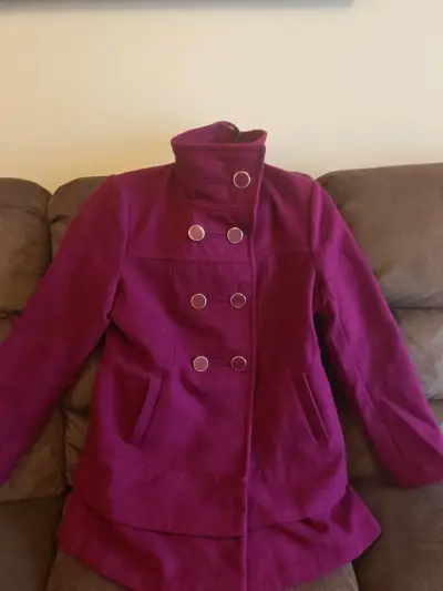 Abrigo morado con botones - miniatura 1