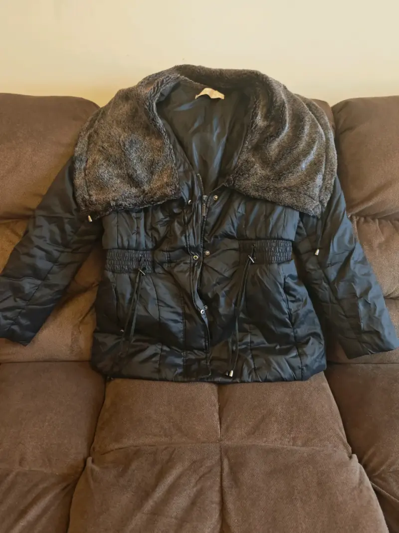Chaqueta negra con cuello de piel