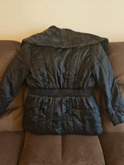 Chaqueta negra con cuello de piel - miniatura 2