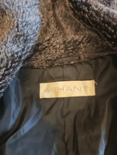 Chaqueta negra con cuello de piel - miniatura 3