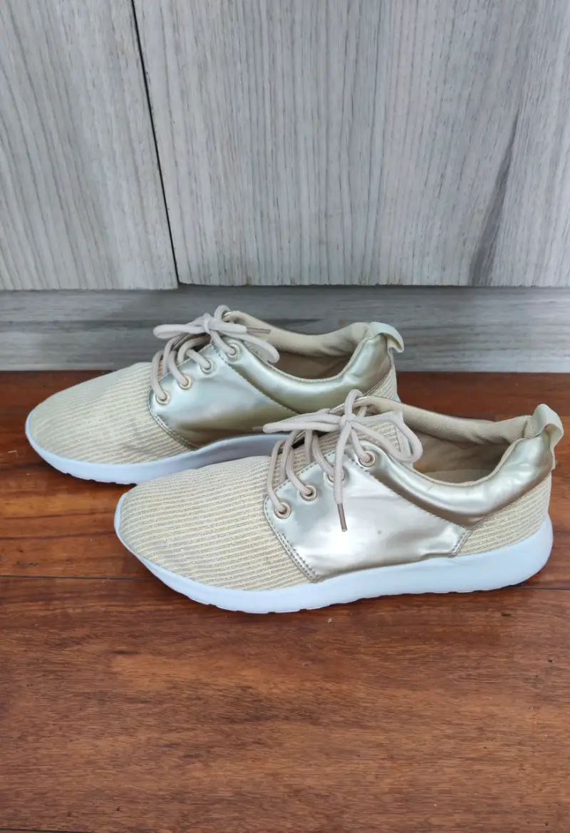 Zapatillas doradas deportivas - 3
