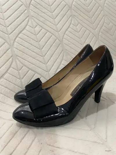 Zapatos de tacón negros elegantes - miniatura 1