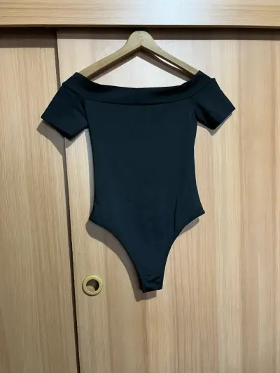 Body negro con hombros descubiertos - miniatura 1
